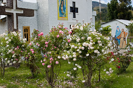 La iglesia católica frente a la plaza / The Catholic church on the plaza